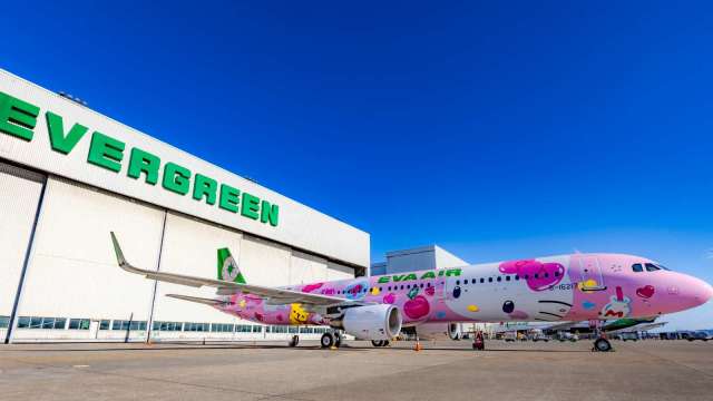 HELLO KITTY 彩繪機「粉萌機」。(圖：長榮航提供)