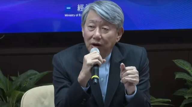 新版財劃法害科技大廠生變？郭智輝：簽長約貿然改變會讓外商很shock！影響觀感。（直播截圖）