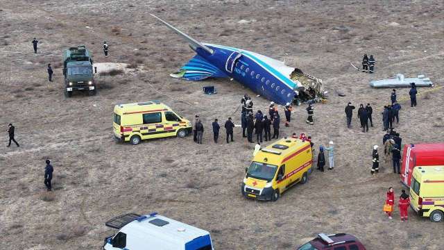 亞塞拜然航空客機在哈薩克墜毀 機上67人已知28人倖存(圖:REUTERS/TPG)