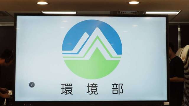 2萬店家受衝擊！調高2030年減碳目標為30%  台鐵高鐵百貨超商等500家企業需碳盤查。（鉅亨網記者張韶雯攝）