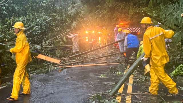 台電不畏風雨搶修、也請支持風雨中的台電 籲上千萬民生用戶支持台電預算。（圖：台電提供）