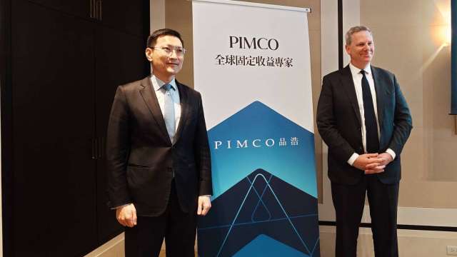 PIMCO董事總經理暨亞洲投資組合經理人張冠邦（左）以及PIMCO董事總經理暨組合投資經理人Kristofer Kraus（右）。（鉅亨網記者張韶雯攝）