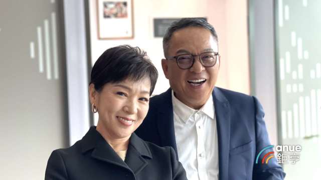 巨大董事長劉湧昌(右)及執行長劉素娟。(鉅亨網記者張欽發攝)