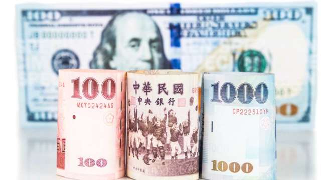 〈台幣〉市場消化川普關稅言論 外資觀望量縮收32.835元。(圖:shutterstock)