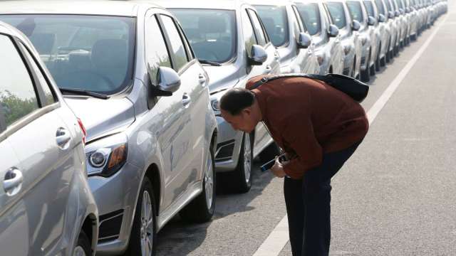 中國電動車價格戰血流成河 留下一堆「殭屍車」。(圖:shutterstock)