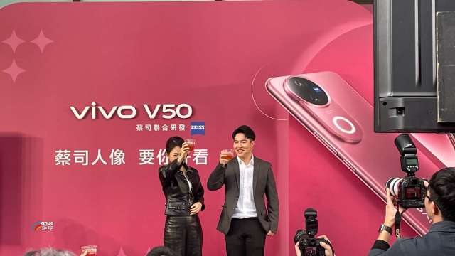 挑戰台灣中階手機市佔龍頭  Vivo V50 銷量目標成長30%。(鉅亨網記者吳承諦攝)