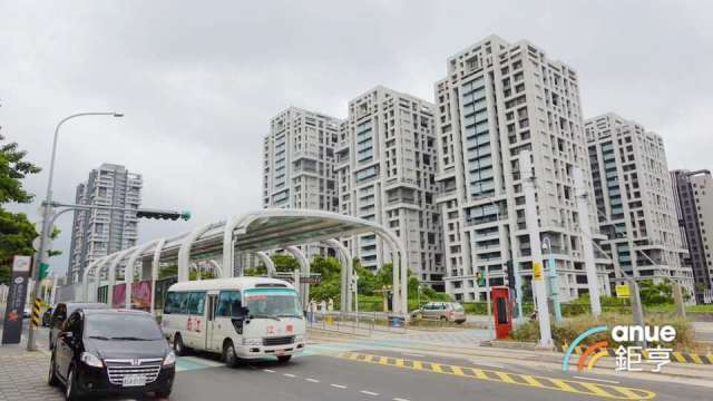 沿著捷運去買房 淡水站周邊還有2字頭房價。(鉅亨網記者張欽發攝)