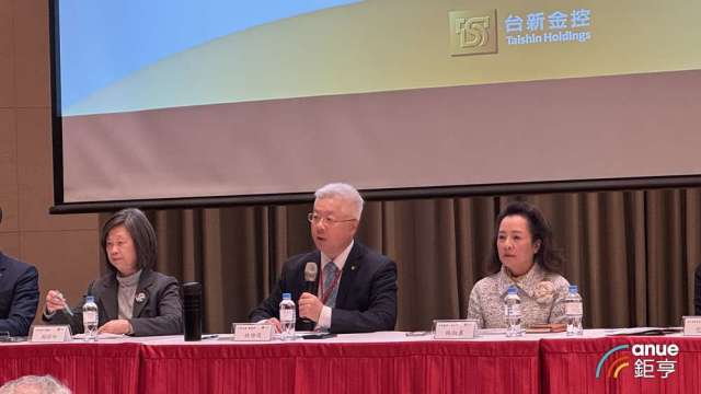 台新金舉行 2024 年第 4 季法人說明會，由總經理林維俊(中)親自主持。(鉅亨網記者陳于晴攝)