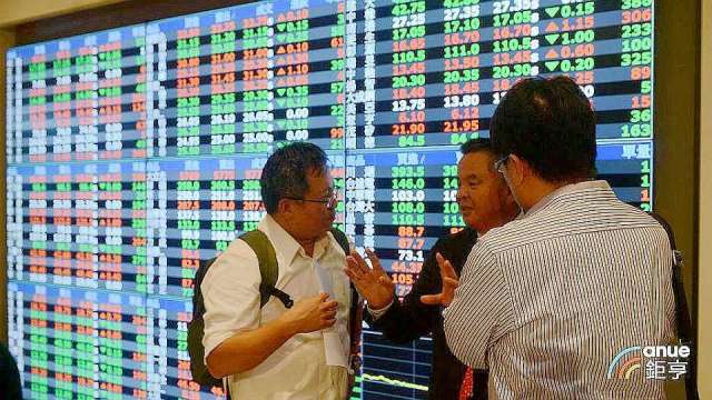 〈台股開盤〉台積電休兵改由中小型股擔綱 反彈逾百點後翻黑。(鉅亨網記者張欽發攝)