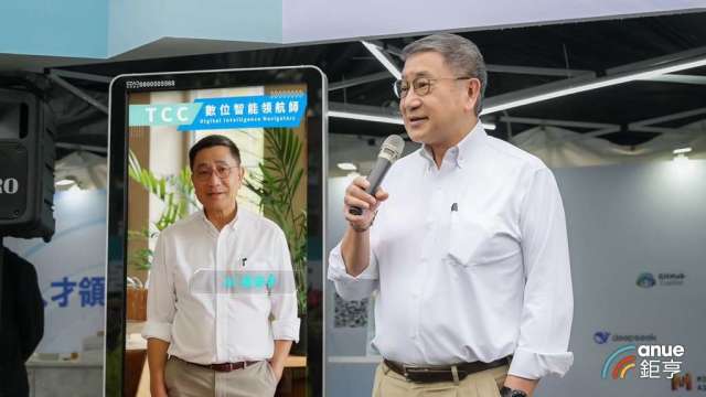 台泥董事長張安平出席台大校園徵才博覽會，站在運用AI生成式HeyGen產出的影片旁邊。(鉅亨網記者彭昱文攝)