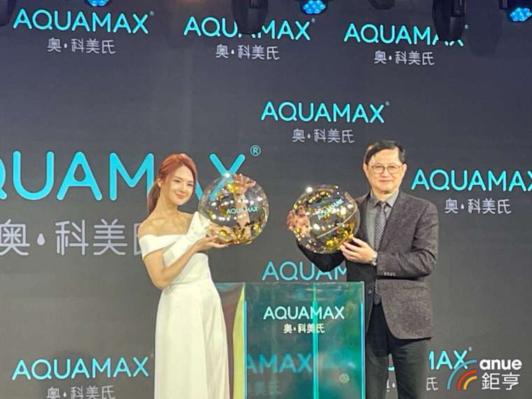 美彤外泌體產品AQUAMAX代言人郭靜(左)、和碩董事長童子賢(右)。(鉅亨網記者劉玟妤攝)