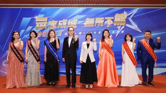 凱基金控暨凱基人壽董事長王銘陽(左四)、總經理郭瑜玲(右四)出席凱基人壽2024年度極峰表揚會。(圖:凱基人壽提供)