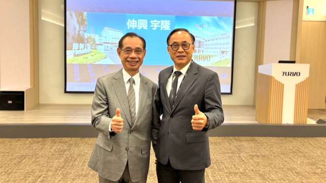 伸興董事長林志誠(左)和宇隆董事長劉俊昌(右)。(圖:宇隆提供)