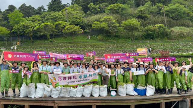 兆豐金融集團響應世界地球日,由兆豐金控董事長董瑞斌(左10)領軍百人志工團隊前進3座國家公園,為保護寶島山林與海岸線的生態永續共盡心力。(圖:兆豐金提供)