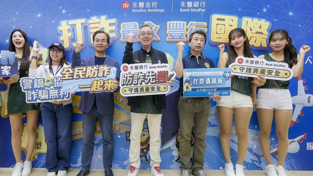 永豐銀行總經理莊銘福(右四)、警政署刑事警察局預防科科長林書立(右三)偕同永豐銀行主管及韓籍啦啦隊成員,一同宣示防詐決心。(圖/永豐銀提供)