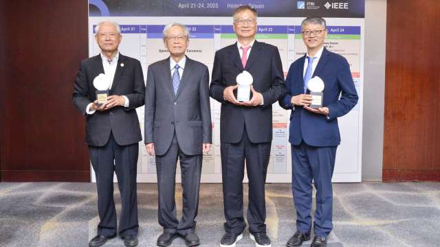 左起志聖董事長梁茂生、潘文淵文教基金會董事長史欽泰、乾坤董事長劉春條、臺灣鈣鈦礦董事長陳來助。(圖:工研院提供)