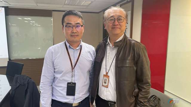 圖左為耀登副總經理暨財務長溫文聖。圖右為耀登行銷總監段淳中。(鉅亨網記者吳承諦攝)