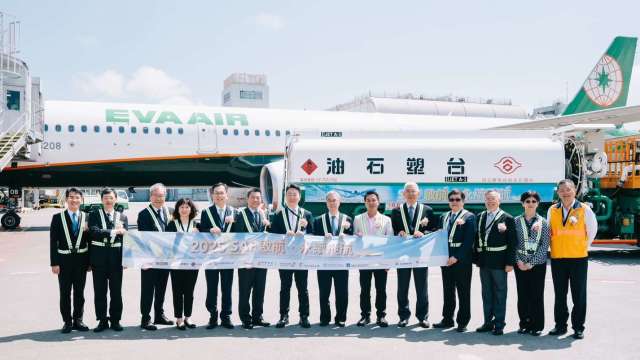 國航公司首度於國內添加SAF燃油。(圖:民航局提供)