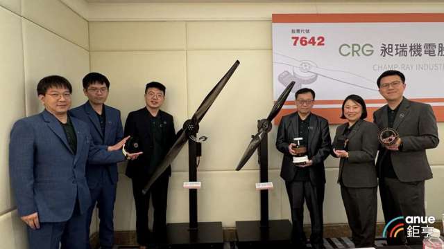 昶瑞機電董事長蔡翔如(右2)與總經理楊偉成(右1)率經營團隊亮相。(鉅亨網記者陳于晴攝)