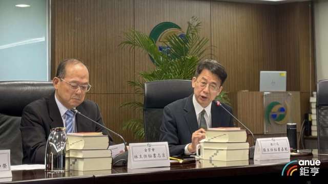 金管會銀行局主秘張嘉魁(右)說明對臺灣土地銀行的裁處案。(鉅亨網記者陳于晴 攝)