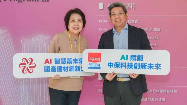 中保科及國產建材舉辦「AI素養高階共識營」,左爲國產建材董事徐蘭英,右爲中保科董事林建涵。(圖:中保科提供)