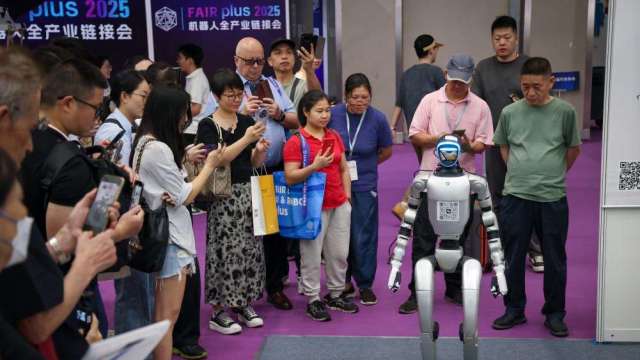 機器人版的「武林大會」在深圳登場!陸180家機器人廠齊聚全產業鏈接會秀絕活(圖取自新華網)