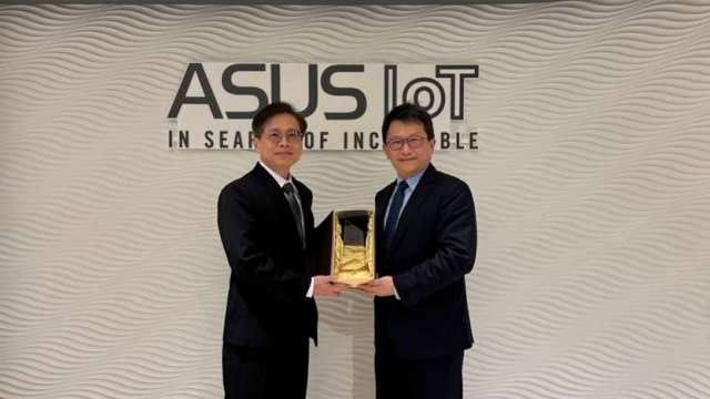 華碩電腦物聯網事業部處長許銘志(左)、勤業眾信聯合會計師事務所資深執行副總經理簡宏偉(右)。(圖:業者提供)