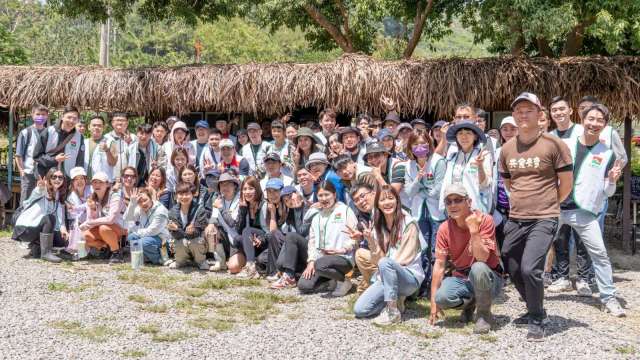 信義房屋自2007年起組成信義志工團隊,為鼓勵同仁主動參與志工活動,每年提供1天帶薪志工假,到社區一家計畫支持的社區進行志工服務。(圖:信義房屋提供)