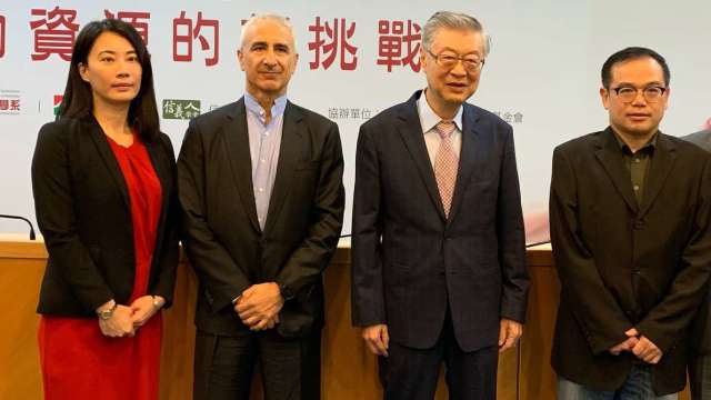 新世代金融基金會董事長陳沖(右2)。(翻攝新世代金融基金會社群照片)