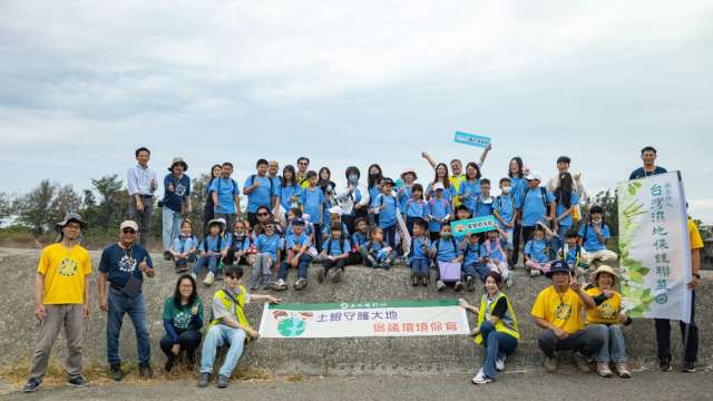 土地銀行攜手臺灣濕地保護聯盟,邀請臺南市光復實驗小學師生探查援中港濕地。(圖:土銀提供)