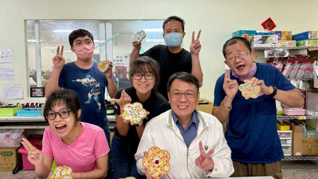 臺鹽董事長丁彥哲(前排右)陪伴身障青年DIY 創意杯墊,並邀請民眾共同支持伊甸「成人身障服務計畫」,助力身障青年就業之路更順遂。(圖:臺鹽提供)