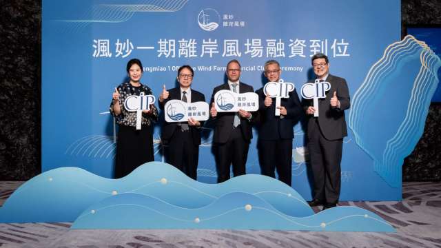 土銀副總鄒清長(左二)土銀企金部經理潘忞作(右二)渢妙離岸風電(股)董座Thomas Wibe Poulsen(中)董事總經理許乃文(左一)及財務長徐正穎(右一)(圖:土銀提供)