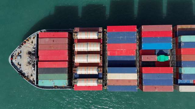 貨櫃運量腰斬！中國對美國出口大減 船公司改小船還砍航班(圖：REUTERS/TPG)