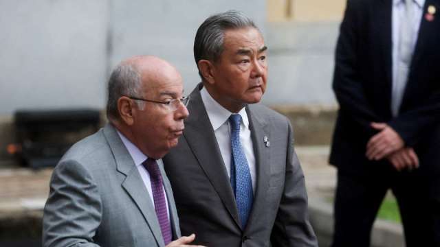中國外長王毅與巴西外長維埃拉,在金磚國家外交部長會晤當天交談。(圖:REUTERS/TPG)