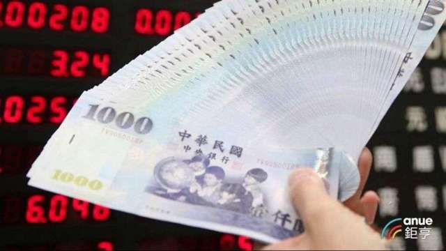 新台幣盤中續飆升近2角至31.8元附近。(鉅亨網資料照)