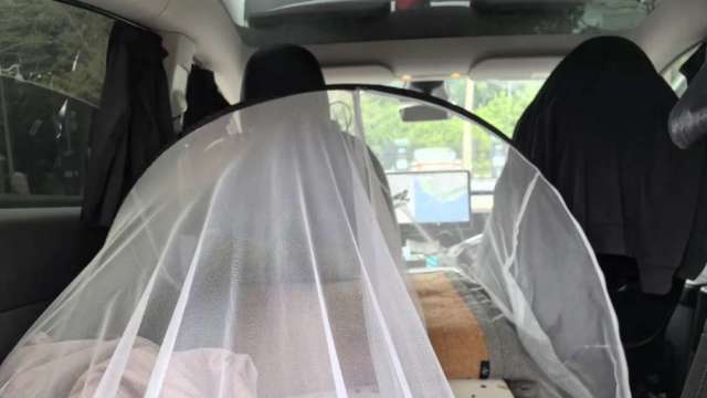 張運來常駐深圳灣公園,自我調侃是「車內露營引領者」,圖為車內佈置。(圖:張運來)