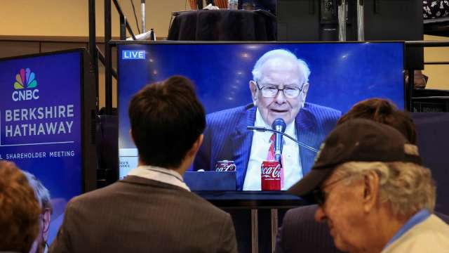 巴菲特第60次出席波克夏海瑟威年度股東大會。(圖:REUTERS/TPG)