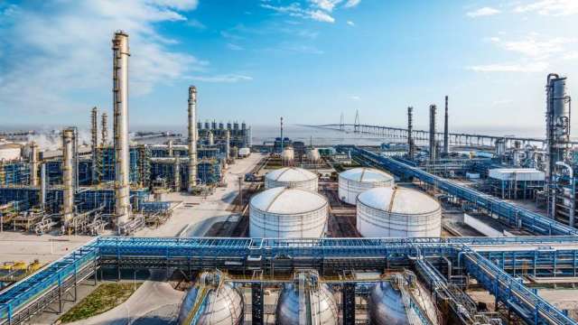 OPEC+決定繼續大幅增產 油價一開盤即暴跌4.6%。(圖:shutterstock)