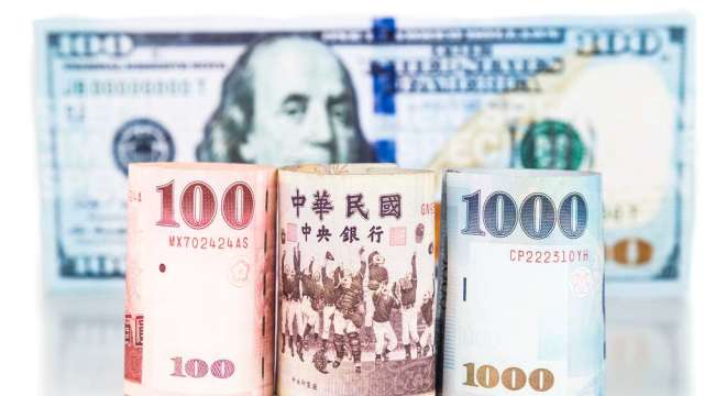 〈焦點股〉股利行情失靈!台幣暴升惡夢來襲 金控雙雄領跌。(圖:shutterstock)