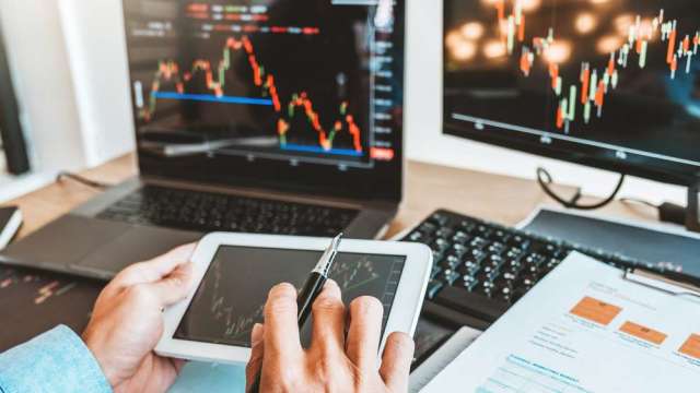 新台幣兌美元強升剎不住,債券 ETF 淪為重災區,投資人恐慌拋售。(圖:shutterstock)