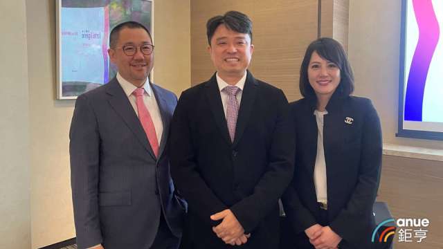 智新生技董事長黃先龍(中)、總經理宋佩怡(右)、財務長黃式賢(左)。(鉅亨網記者劉玟妤攝)