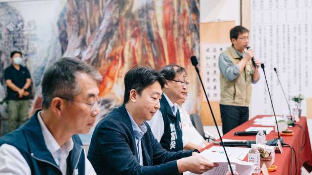 交通部長陳世凱(左2)。(圖:交通部提供)