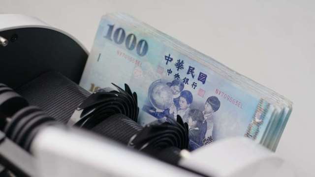 台幣太強害網銀、App大塞車 金管會:銀行換匯啟動排隊機制。(圖:shutterstock)
