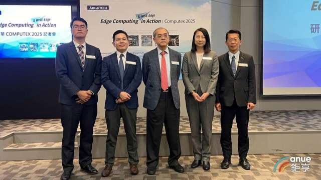 左起為研華物聯網自動化事業群副總經理林清波、嵌入式事業群總經理張家豪、董事長劉克振、智能系統事業群總經理蔡淑妍、智能服務事業群副總經理江明志。(鉅亨網記者彭昱文攝)