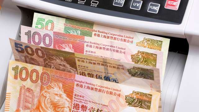 香港金管局大舉賣出605億港元,捍衛聯繫匯率制度。(圖:Shutterstock)