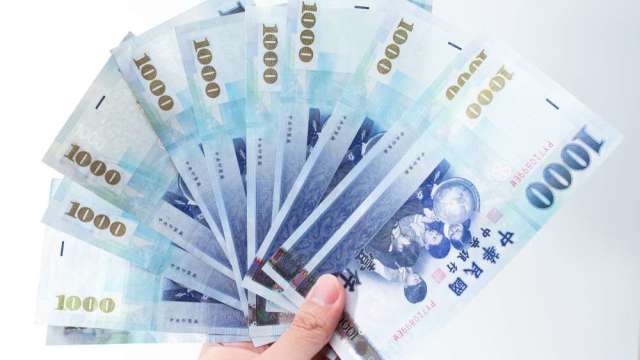 「金龍」出手了!台幣守穩30大關 瑞銀估美元會再走軟 黃金戰士再攀3500美元高峰。(圖: shutterstock))
