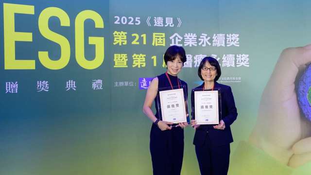 富邦金控第六度榮獲「遠見ESG企業永續獎」、台北富邦銀行榮獲「傑出方案-教育推廣組績優獎」。圖右至左為:富邦金控人資長兼永續發展處處長劉菁宜、台北富邦銀行品牌永續部資深協理楊雅媛。(圖/富邦金提供)