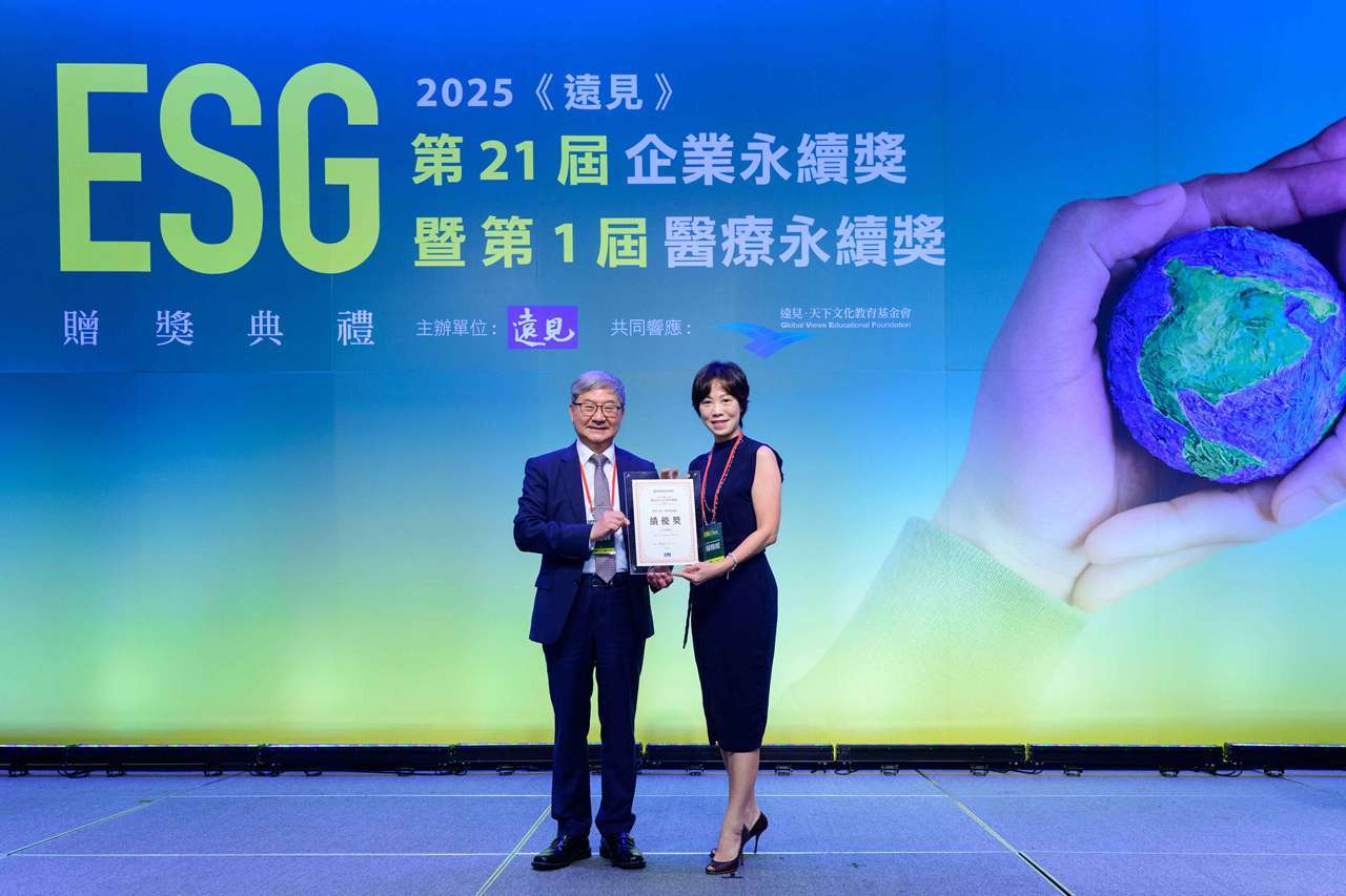 台北富邦銀行深耕8至18歲兒童及青少年金融教育,由環境部常務次長沈志修(圖左)頒發遠見ESG企業永續獎「傑出方案-教育推廣組績優獎」予台北富邦銀行品牌永續部資深協理楊雅媛。