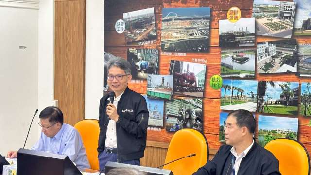 經濟部次長賴建信(中)今前往台電大潭電廠及中油大潭配氣站視察。(圖:經濟部提供)