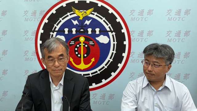 鐵道局副局長呂新喜(左)。(圖:交通部提供)